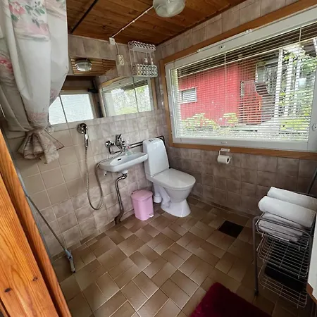 Chalet Adorable 1-bedroom Cottage/guesthouse In *